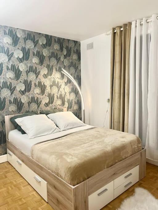Proche Chateau De Versailles Avec Balcon Vu Sur Une Foret Et Parking Gratuit Pour 5 Personnes Maximum Exterior photo