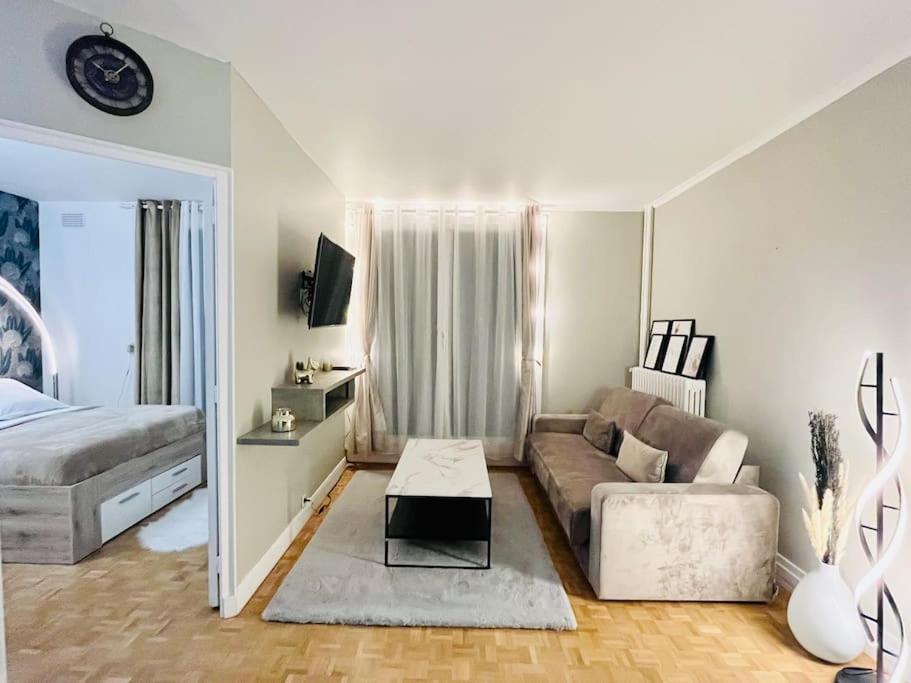 Proche Chateau De Versailles Avec Balcon Vu Sur Une Foret Et Parking Gratuit Pour 5 Personnes Maximum Exterior photo