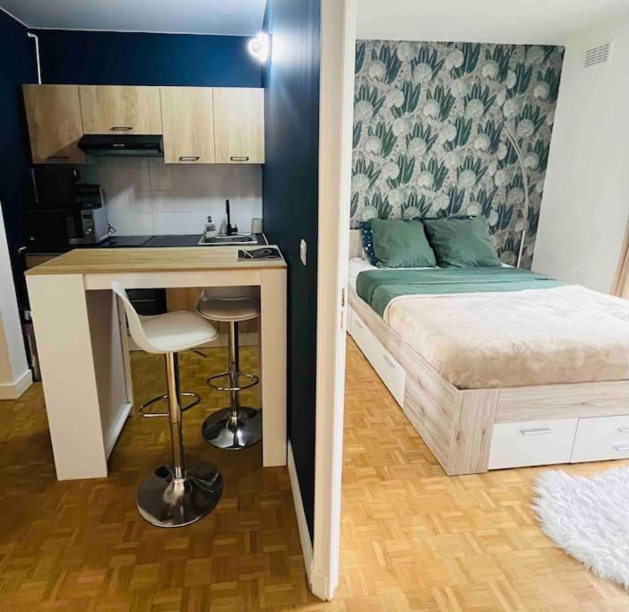 Proche Chateau De Versailles Avec Balcon Vu Sur Une Foret Et Parking Gratuit Pour 5 Personnes Maximum Exterior photo
