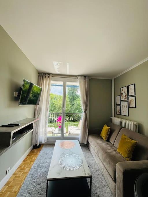 Proche Chateau De Versailles Avec Balcon Vu Sur Une Foret Et Parking Gratuit Pour 5 Personnes Maximum Exterior photo