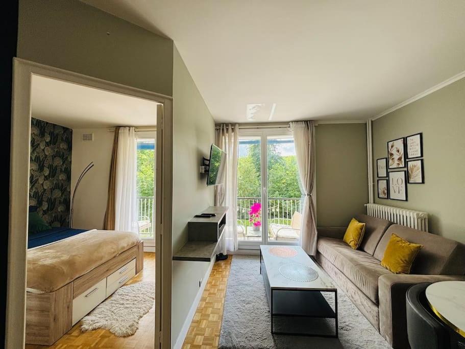 Proche Chateau De Versailles Avec Balcon Vu Sur Une Foret Et Parking Gratuit Pour 5 Personnes Maximum Exterior photo